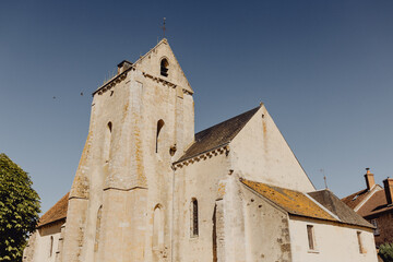 L'&eacute;glise dans le ciel bleu