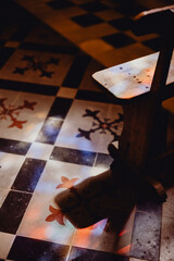 Jeu de lumi&egrave;res sur le sol de l'&eacute;glise
