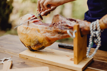 D&eacute;coupe du jambon cru pour la d&eacute;gustation