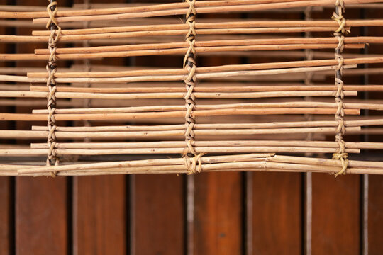 Detalhe de trama artesanal em fibras naturais, formando textura org&acirc;nica com padr&atilde;o horizontal.