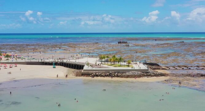 Vista &aacute;rea do Marco dos Corais e das Piscinas naturais da Ponta Verde em Macei&oacute;, Alagoas