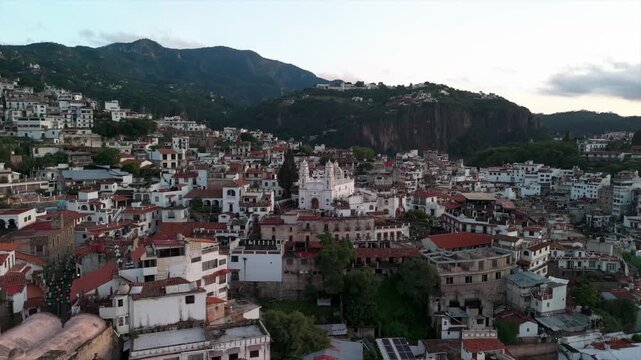 Vuelo de dron sobre Taxco, Guerrero. M&eacute;xico