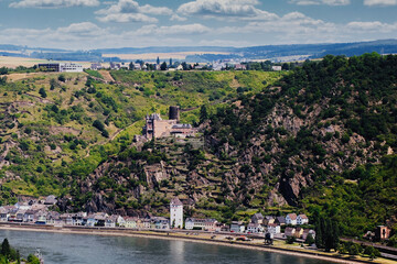 Panorama von Sankt Goarshausen am Rhein mit Blick auf die Burg Katz