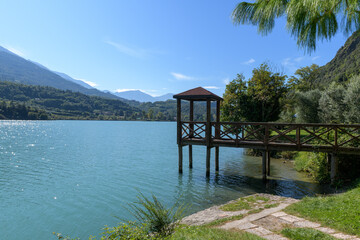 Pontile di legno su un lago