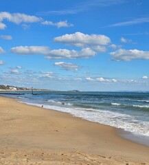 Obraz premium Blue sky, blue water, and sandy beach landscape