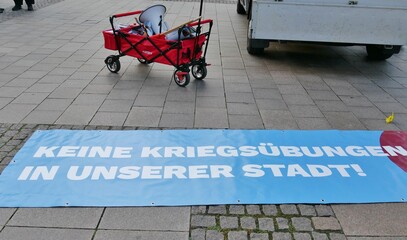 Megafon und Fahnen im Wagen auf einer Demo