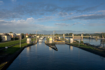 Obraz premium sluice at river Main at Mainz-Kostheim in early morning light
