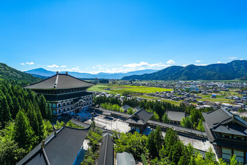 大師山清大寺の本殿と福井県勝山市の町並み