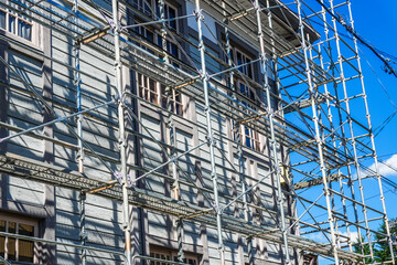 組み立てられた足場