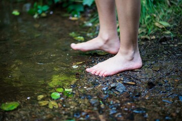 Pies descalzos en la tierra