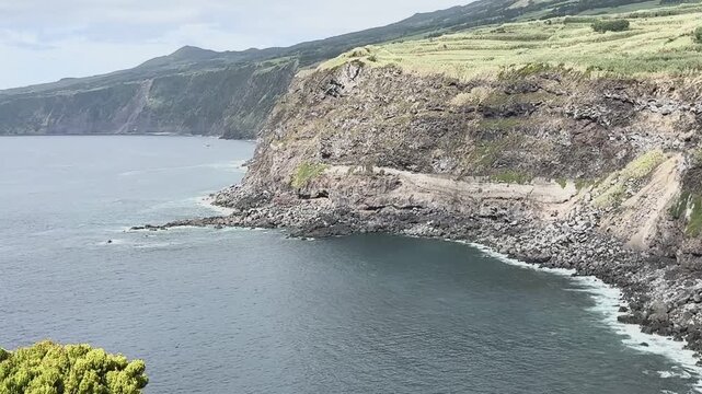 Felsige K&uuml;ste der Azoreninsel Faial in der N&auml;he von Castelo Branco