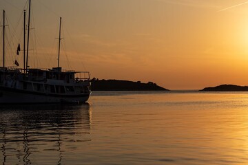 El sol y sus rayos iluminando la marina