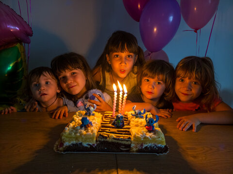 I fratelli festeggiano il compleanno della sorella