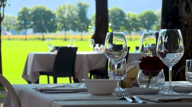 Alestimento piacevole in un ristorante italiano