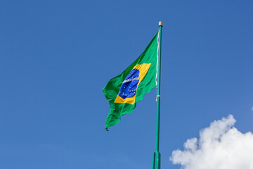 Símbolo nacional do Brasil, a bandeira brasileira hasteada em mastro em dia de sol