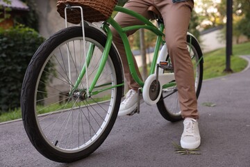 Naklejka premium Man riding bicycle on city street, closeup