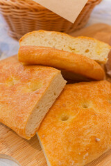 バスケットに並ぶシンプルな塩パン