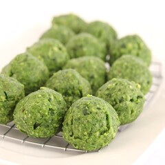 Obraz premium Round, green food balls on wire rack