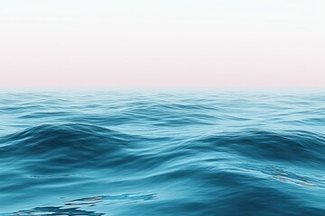Obraz premium Calm ocean waves, pale sky
