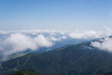 Fototapeta premium 日本：八方尾根から見下ろす山と雲／長野県白馬村