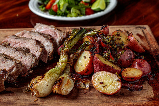 Pica&ntilde;a steak, accompanied by saut&eacute;ed cambray potatoes and chimichurri