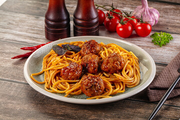 Meatballs with tomato sauce and spaghetti