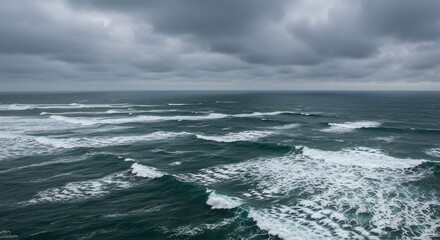 Fototapeta premium 荒々しい大波が打ち寄せる暗い曇天の海原. AI Generated