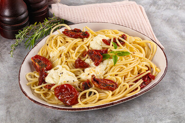 Italian spaghetti with stracciatella and tomato