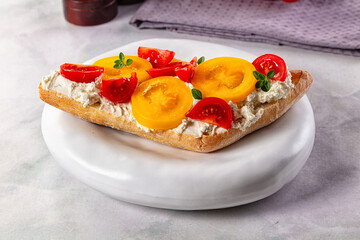Bread with cream cheese and tomato