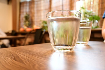 おしゃれなカフェ　水の入ったグラス
