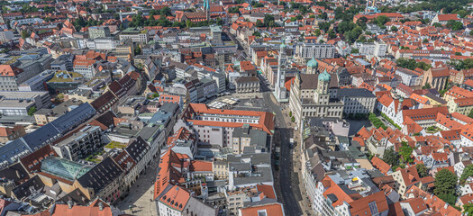 Obraz premium Blick auf die City der schwäbischen Bezirkshauptstadt Augsburg rund um die Maximilianstraße