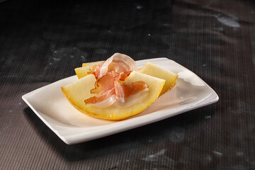 Slised sweet melon with Jamon