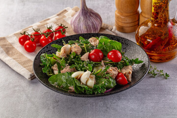 Green salad with canned tuna