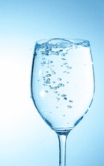 グラスに水を注ぐ