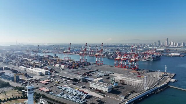 港湾、都市、埠頭、公園、ドローン、空撮、俯瞰、湾岸、物流、産業、ロジスティクス、コンテナヤード、海運業、運送業、海運、運送、運輸、埋立地、船舶、建設、製造業、輸出、輸入、施設、現代、都会、社会、展望、パノラマ、ハイアングル、鳥瞰図、風景、景観、景色、上から見た、見下ろす、開発、ビル群、日本、行政、公共、貿易、貨物船、青空、地平線、広角、交通、航行、波止場