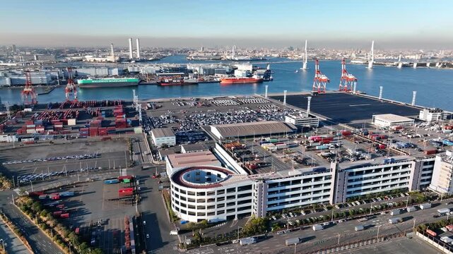 港湾、物流、倉庫、ドローン、空撮、湾岸、都市、社会、交通、インフラ、施設、建設、建物、埋立地、海洋、埠頭、俯瞰、展望、パノラマ、ハイアングル、鳥瞰図、風景、景観、景色、上から見た、見下ろす、現代、都会、日本、行政、公共、工場、製造業、貿易、船舶、コンテナ、ターミナル、ヤード、クレーン、産業、工業、道路、駐車場、モータープール、ビジネス、地平線、ロジスティクス、海岸、貨物