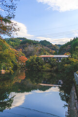 紅葉シーズンの鎌北湖と廃墟