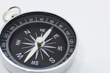 方位磁石　コンパス　東西南北　方位磁針　羅針盤　方向　方角　方位　白背景