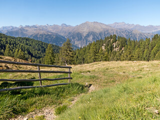 Blick vom südtiroler Berg Hirzer auf die Berge im  Passaiertal,