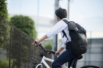 自転車で通学する高校生などのイメージ　朝の通学など