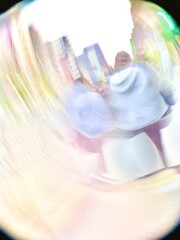 時間の流れを感じさせる歩く人々の後ろ姿と高い建物のイメージ