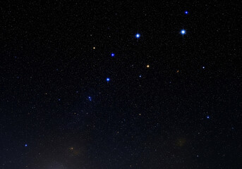 Obraz premium A vast expanse of the night sky, filled with countless twinkling stars and a few prominent constellations visible against the deep darkness, evoking a sense of wonder and the infinite universe