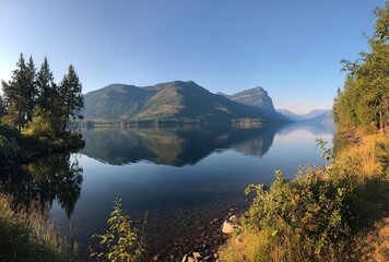 Obraz premium Lake and Mountain Forest Reflections under Clear Sky - Natural Landscape