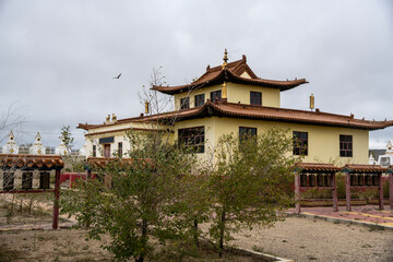 Fototapeta premium A Buddhist temple against the backdrop of the steppe and mountains on an autumn day in Mongolia.