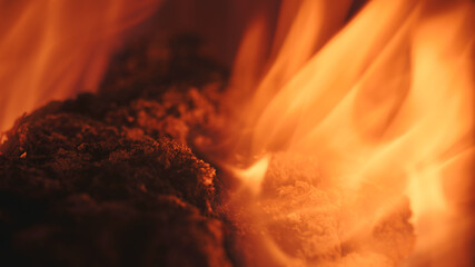 Nahaufnahme von Feuer im Kamin