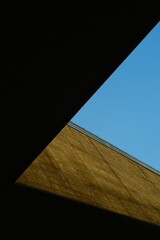 青空とシャープな影