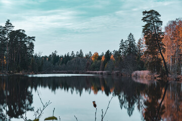 Ruhiger See im Herbst