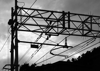 Foto scattata a dei tralicci ferroviari della stazione di Cogoleto.