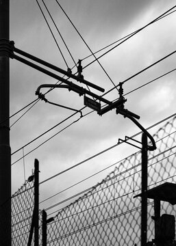 Foto scattata a dei tralicci ferroviari della stazione di Cogoleto.