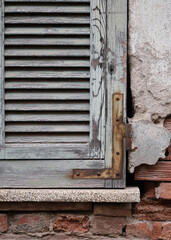Foto scattata ad una vecchia finestra nel centro storico di Tassarolo (AL).